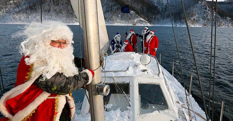 santa-claus-boat